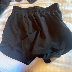 Lululemon size 6 black track that lined shirt 5”